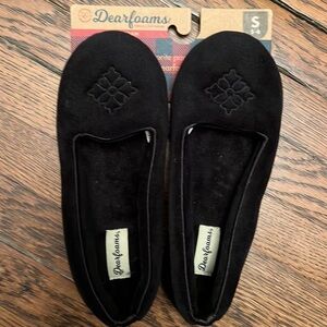 NWT Dearfoams Woman Black Slippers - Size Small (5 - 6)